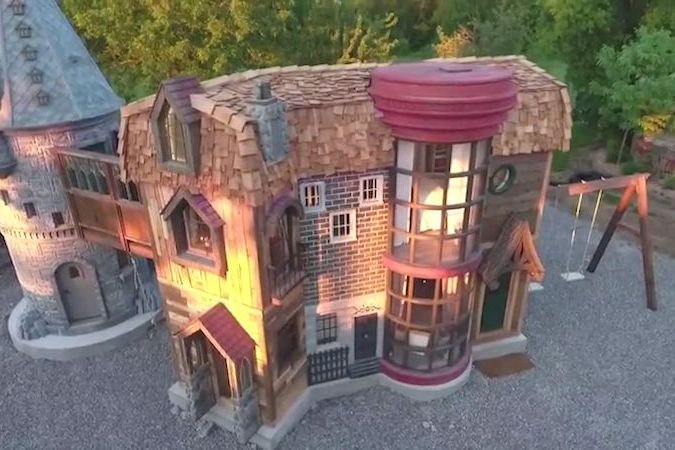BEZ KOMENTÁŘE: Prarodiče nechali postavit pro svou nejstarší vnučku pevnost ve stylu Harryho Pottera