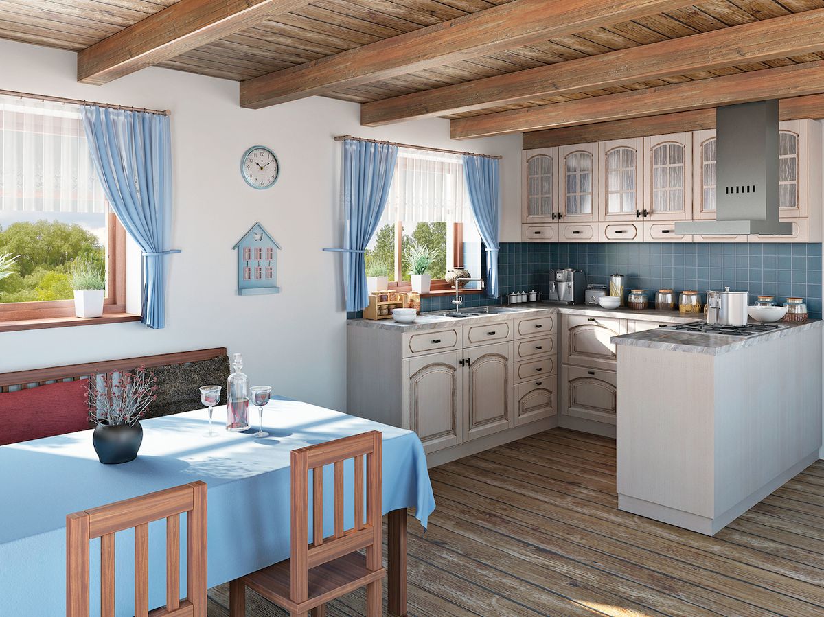 Ke stylu skandinávského venkova patří jemná patina a rustikální vzhled kuchyňské linky a židlí. 