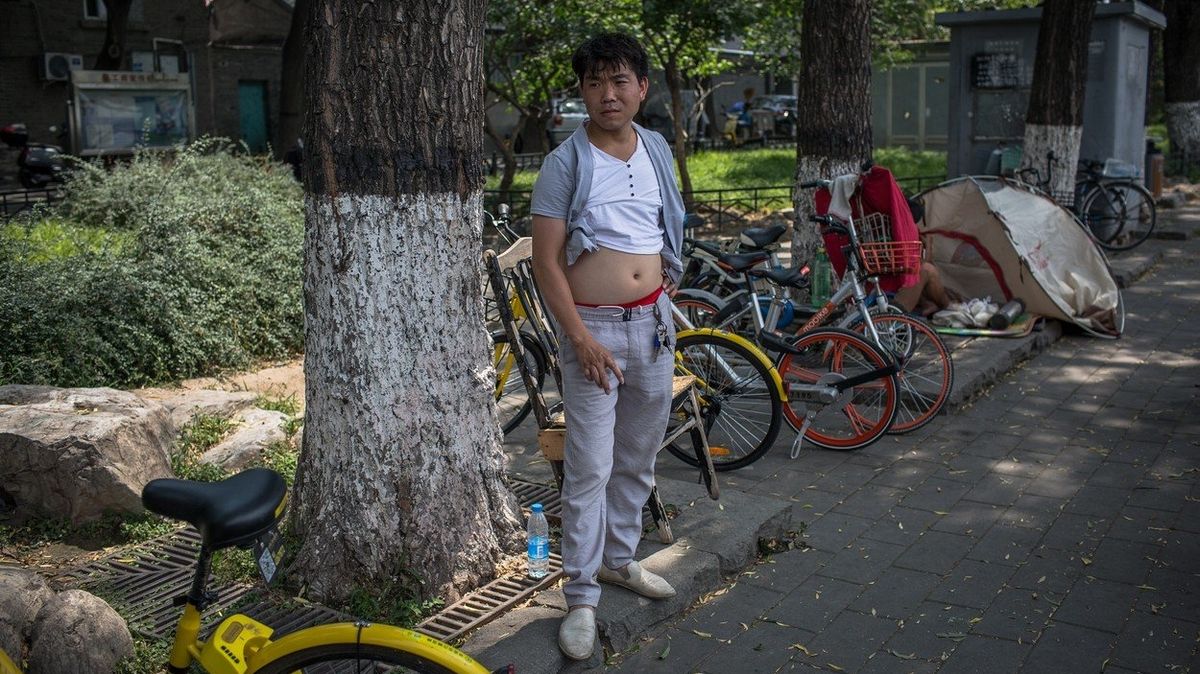 Čínští muži si ve vedrech vyhrnují triko zcela běžně (ilustrační foto).