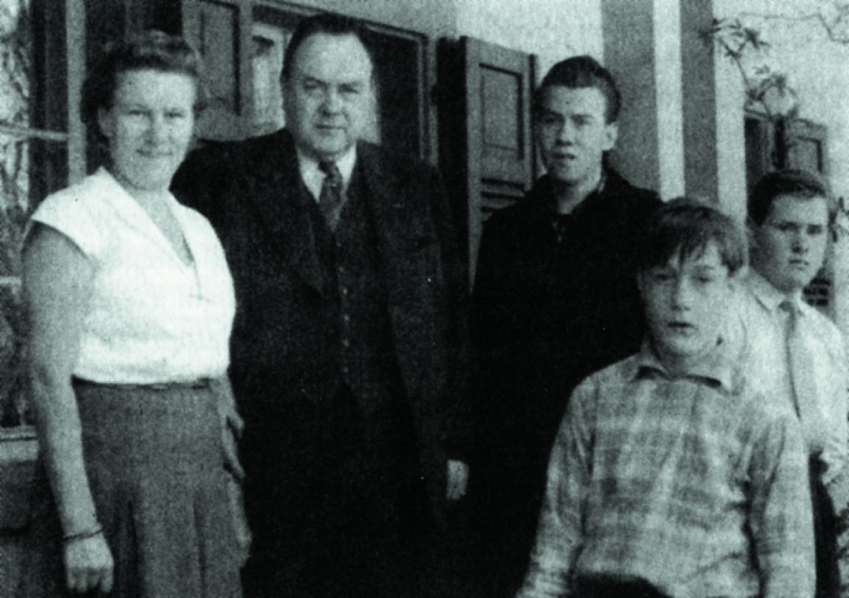 Felix Kersten s manželkou a třemi syny