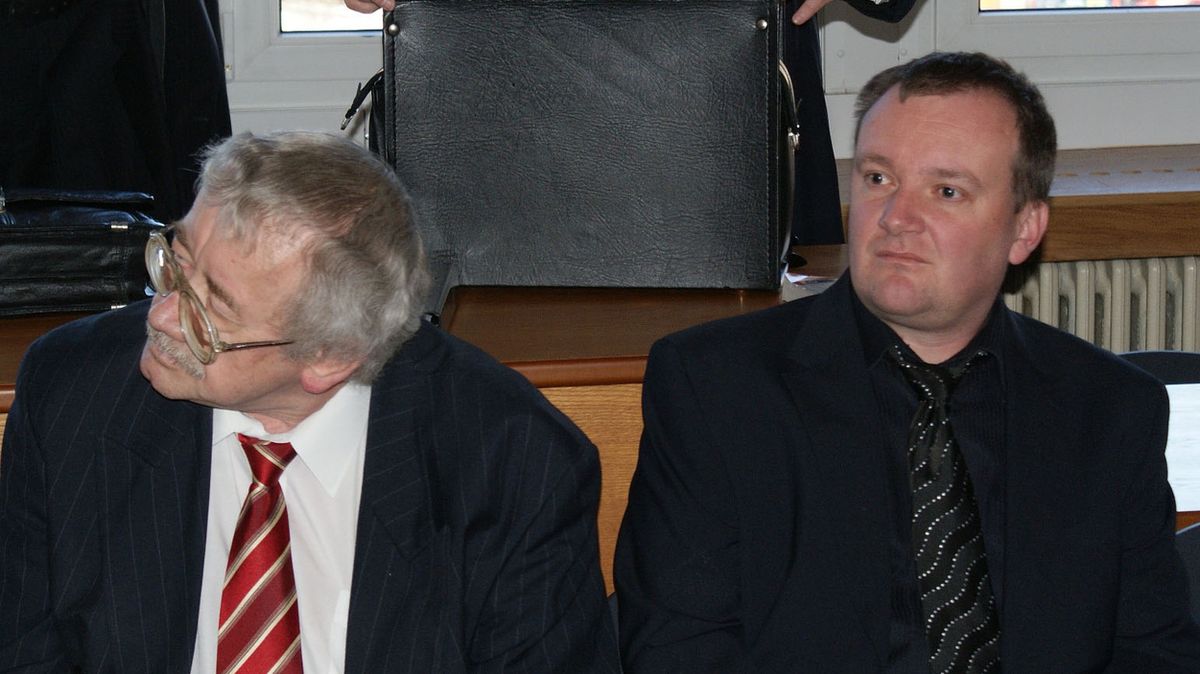 Obžalovaní soudci litoměřického soudu Josef Knotek (vlevo) a Ladislav Jelínek na archivním snímku