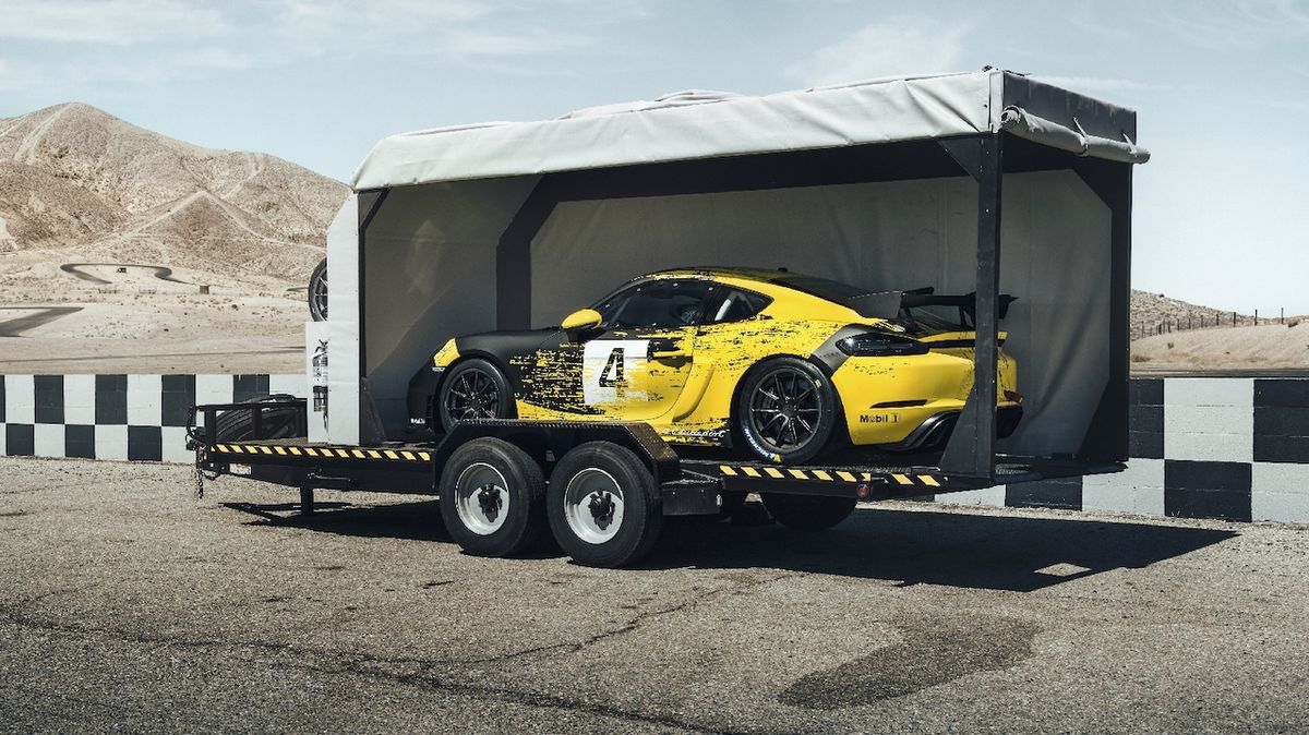 Porsche 718 Cayman GT4 Clubsport nesmí na silnice, na okruh jej musíte dovézt v přívěsu.