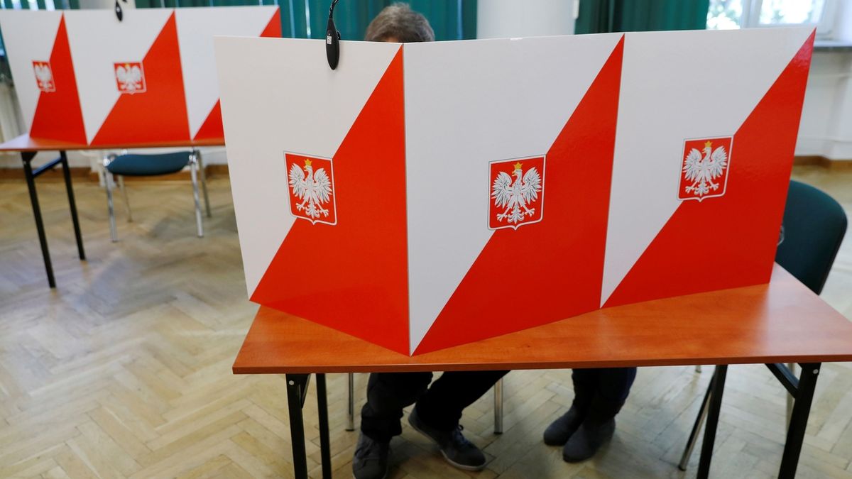Polské volby vyhrála zřejmě pravice, účast byla rekordní