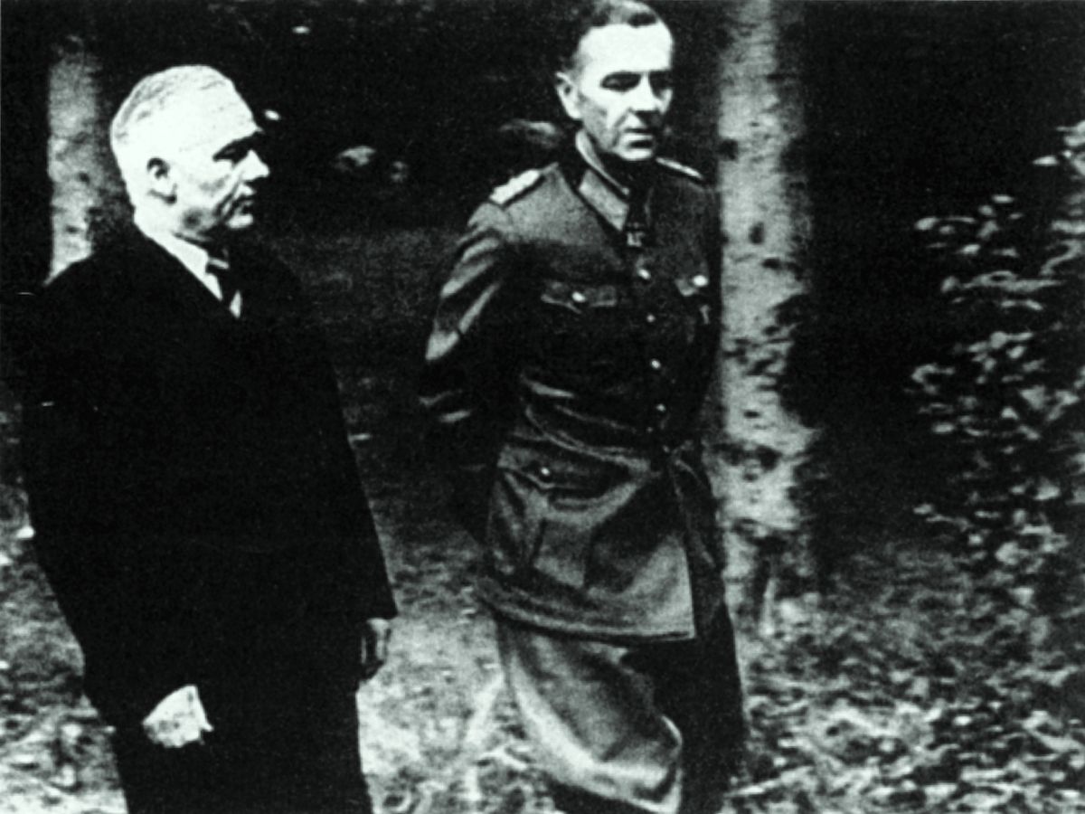 Při procházce v Moskvě s Wilhelmem Pieckem, členem Národní komise svobodné Německo (srpen 1944)