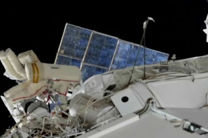 Záznam: Astronauti vystoupili z ISS do kosmu, aby prohlédli díru na kosmické lodi Sojuz