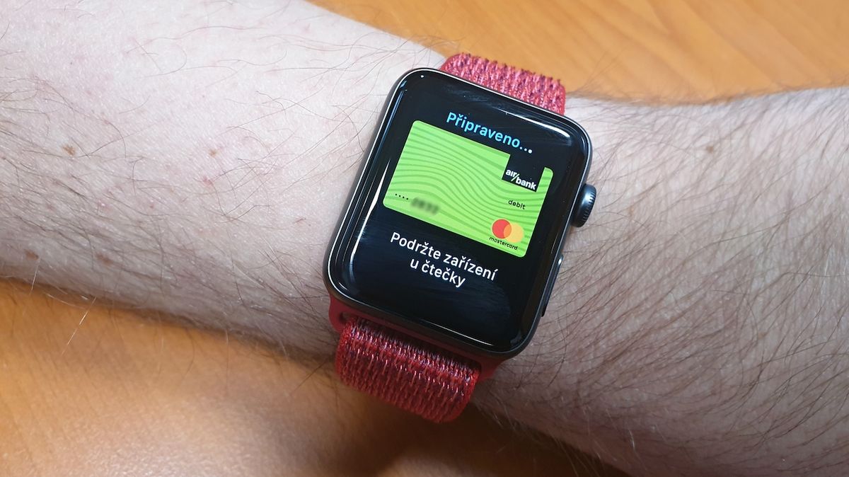 Apple Pay na chytrých hodinkách Apple Watch.