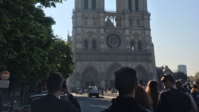Sbor před Notre Dame ještě před požárem 