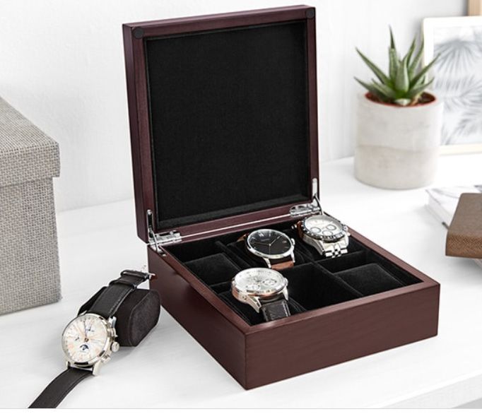 Tchibo dřevěný box na hodinky s kvalitní dýhou z pravého dřeva. Se šesti polštářky na hodinky nebo náramky. Vyložený umělým sametem. Zaklapovací víko s kovovým kováním, 899 Kč.