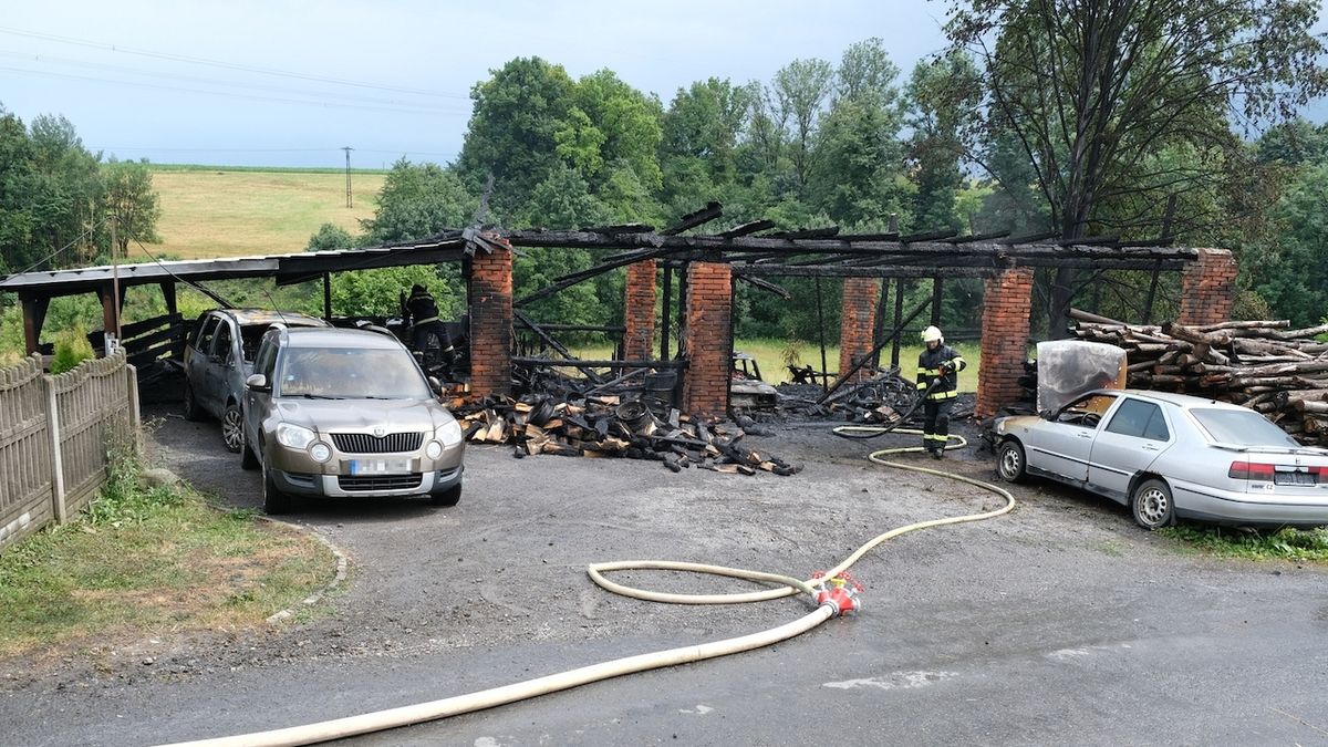 Do stodoly v Milíkově udeřil blesk. Hasičům se podařilo před ohněm uchránit sousední rodinný dům.