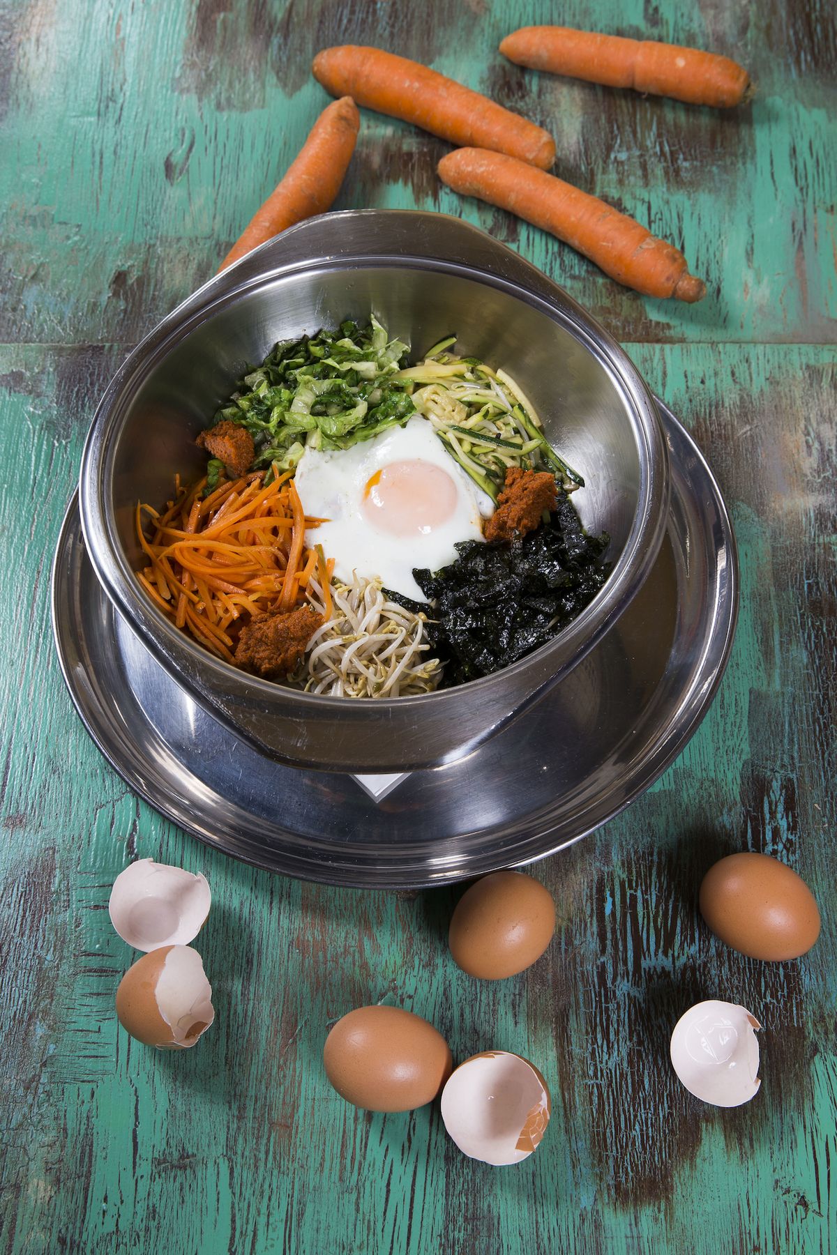Korejské jídlo bibimbap se připravuje z rýže a přísad, které se poskládají do misky a strávník si pak vše sám promíchá. Může být vegetariánský i masitý.