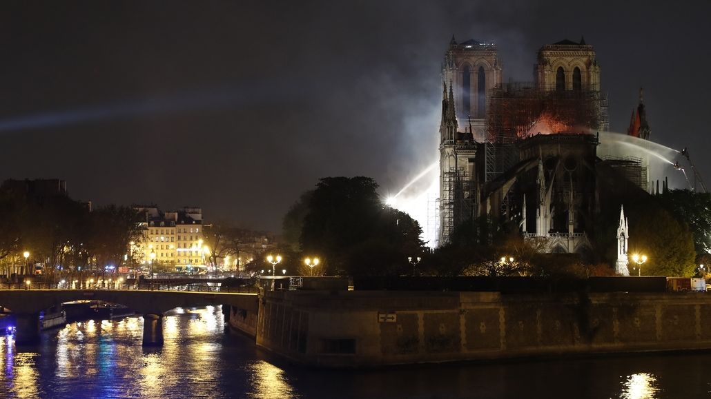 Hasiči bojují s požárem katedrály Notre-Dame pomocí vodních děl.