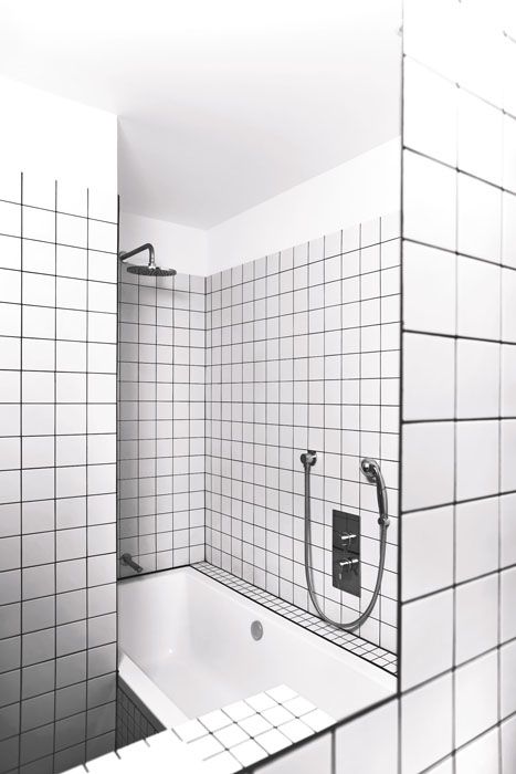 Akrylátová vana prakticky přechází ve sprchový kout, který je zapuštěný v nice, kde není třeba žádné zástěny ani závěsu.