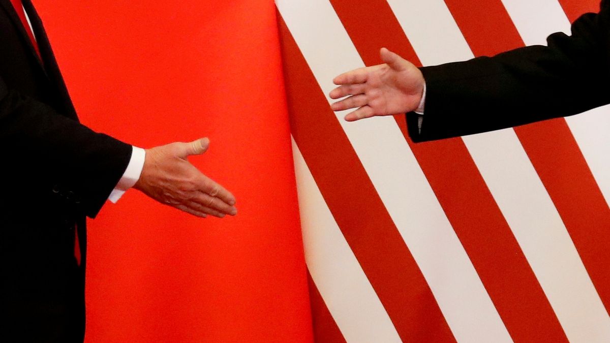 Americký prezident Donald Trump (vlevo) si v Pekingu potřásá rukou se svým čínským protějškem Si Ťin-pchingem.