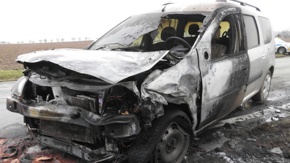 Nehoda na Klatovsku. Na snímku ohořelý vůz, s nímž havaroval šéf klatovského soudu. 