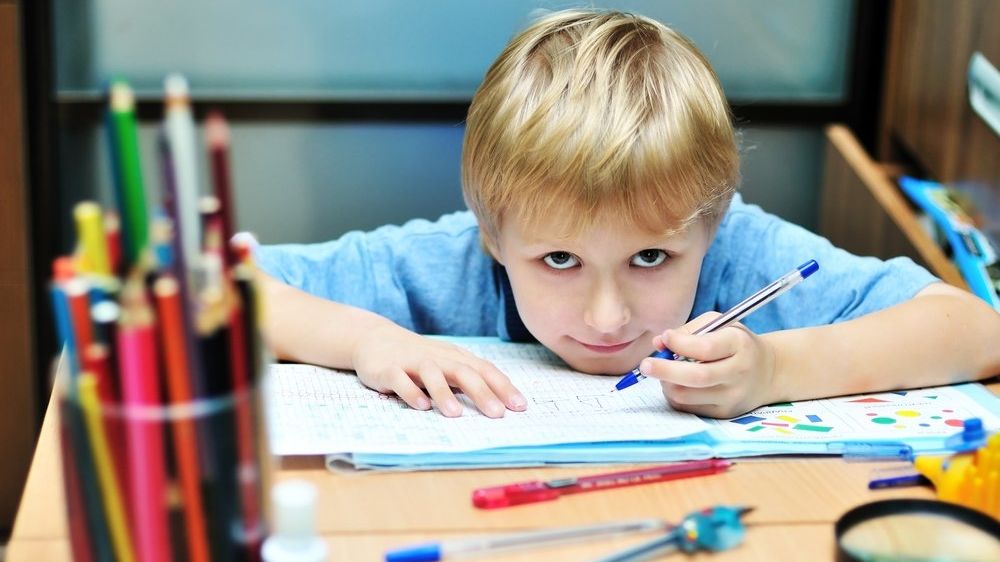 Ve velké části zemí tráví žáci nad úkoly více času než v ČR.