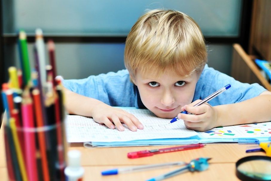 Ve velké části zemí tráví žáci nad úkoly více času než v ČR.