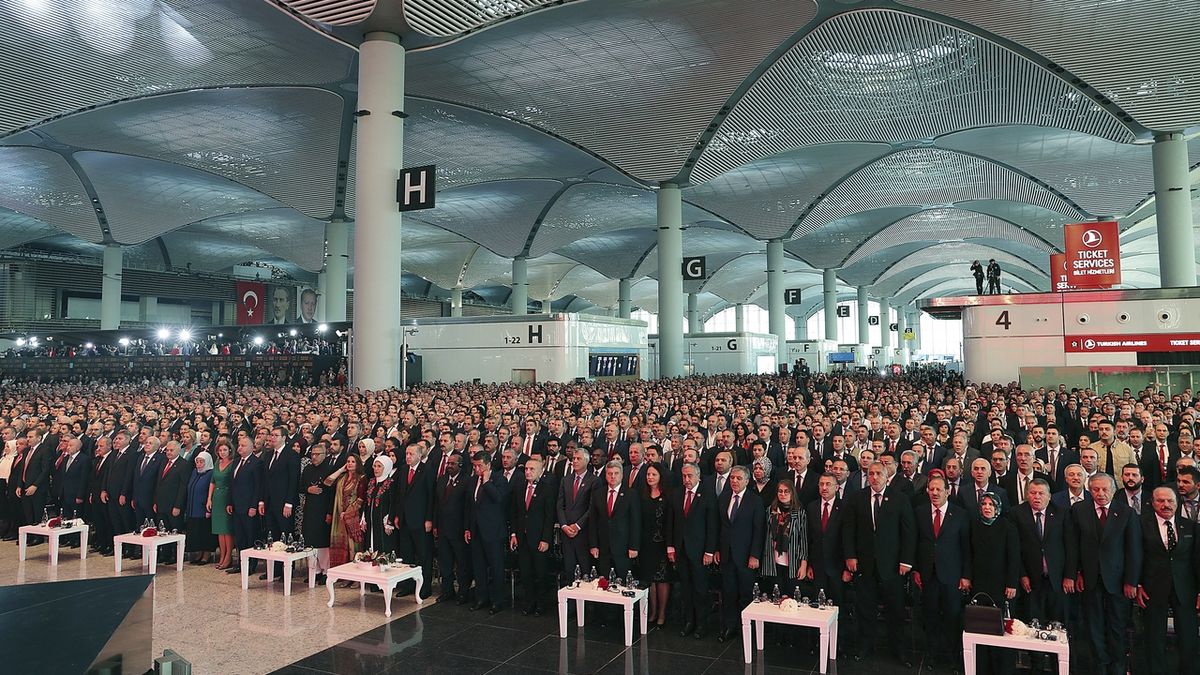 Hodnostáři v čele s tureckým prezidentem při otevření nového letiště 