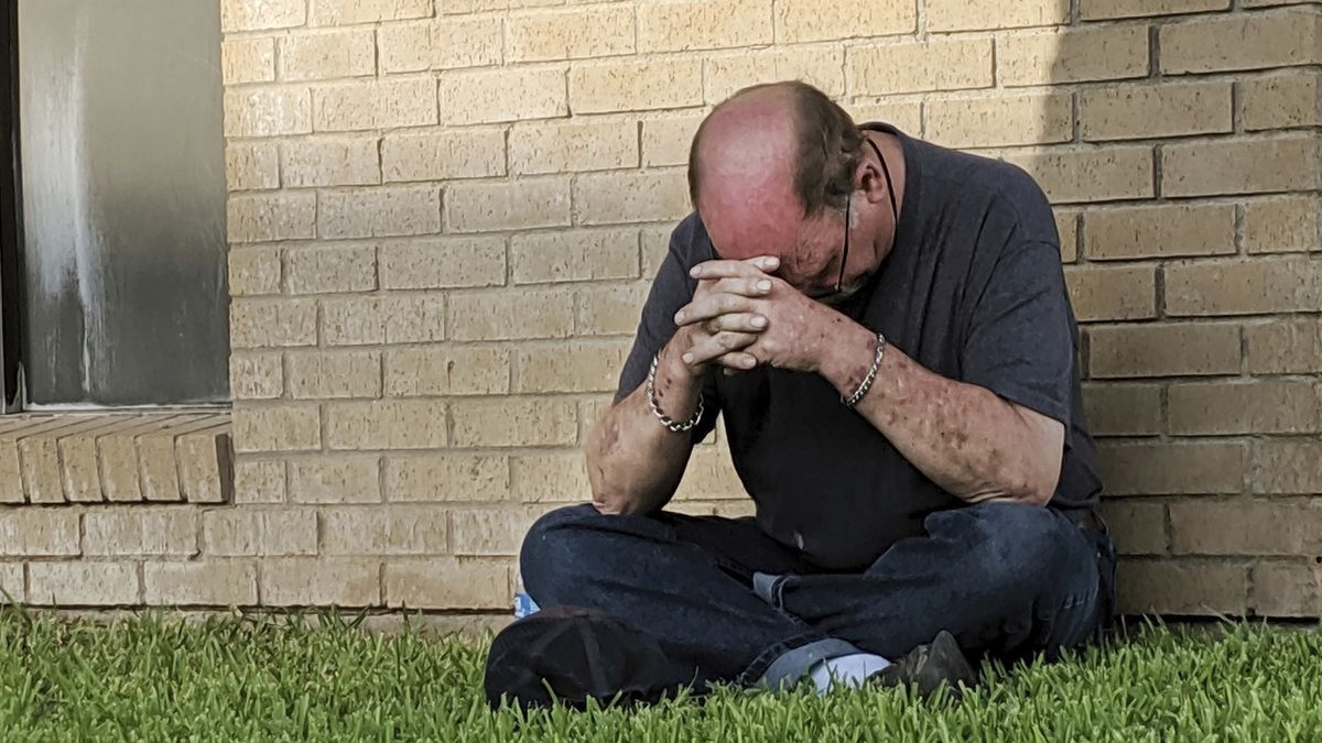 Muž se modlí před zdravotnickým zařízením v Odesse v Texasu