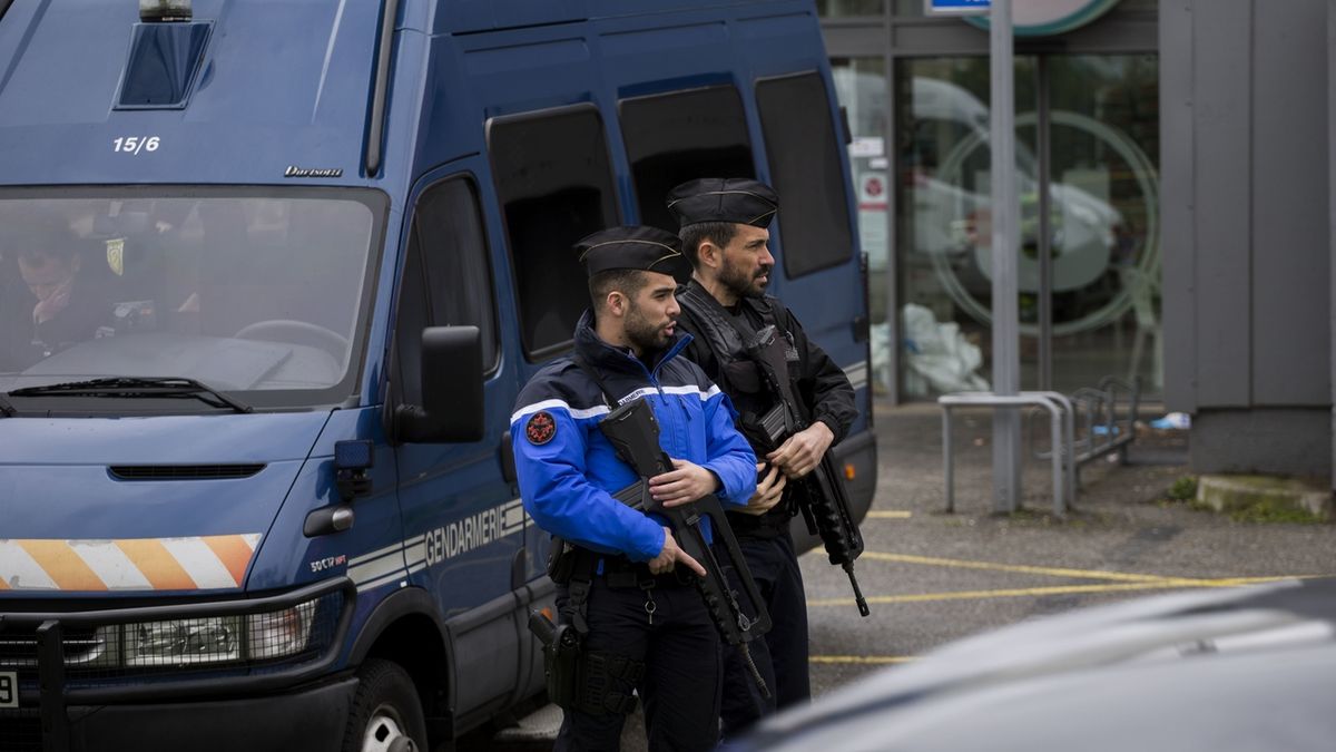 Policisté u obchodu v jihofrancouzském městě Trèbes, kde islámský radikál zabil čtyři lidi.