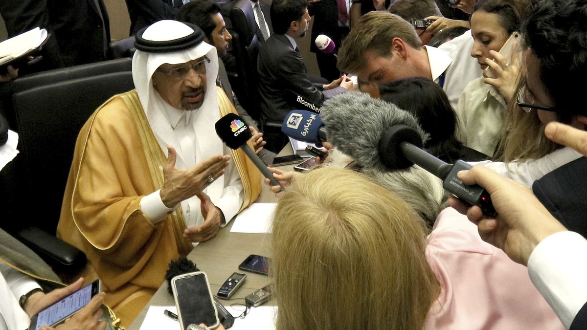 Saúdskoarabský ministr energetiky Chálid Fálih v obležení novinářů po jednání OPEC