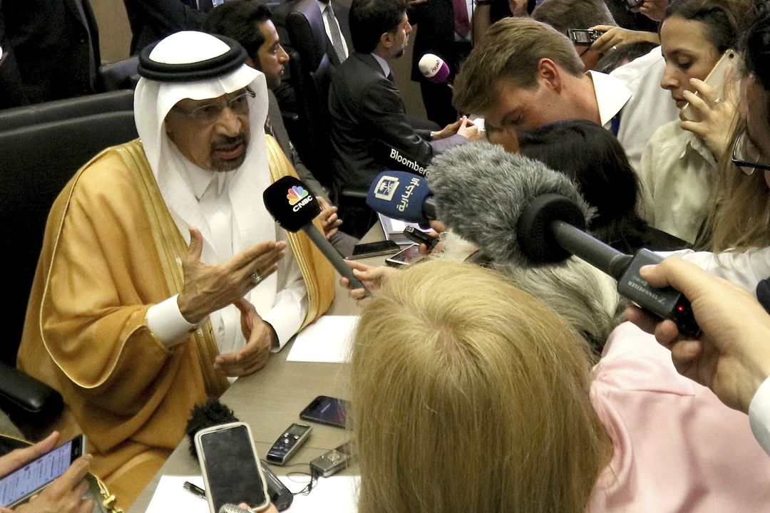 Saúdskoarabský ministr energetiky Chálid Fálih v obležení novinářů po jednání OPEC