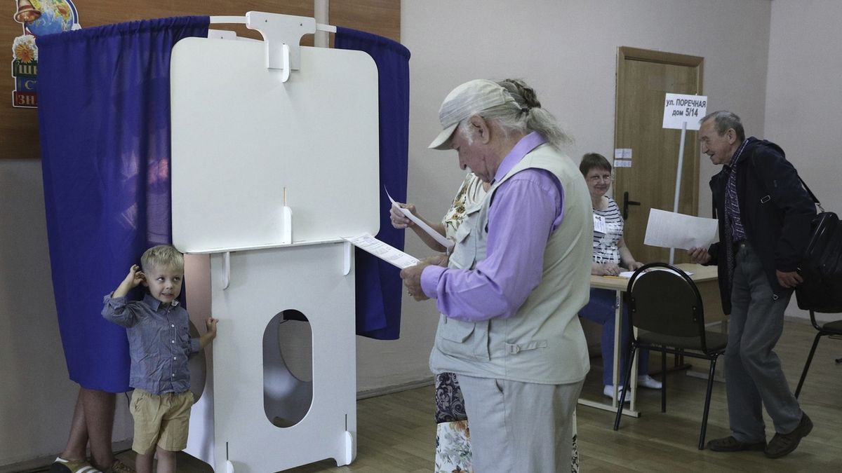 Muž ve volební místnosti v Moskvě
