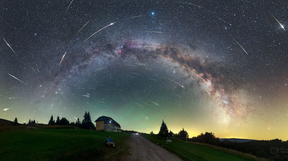 Kompozitní snímek maxima roje Perseid nad Královou Studňou na Slovensku z roku 2016 zachycuje Mléčnou dráhu a 104 meteorů vylétajících z jednoho místa na obloze – radiantu v souhvězdí Persea. Nejvíce meteorů bude vidět tam, kde neruší světlo měst.