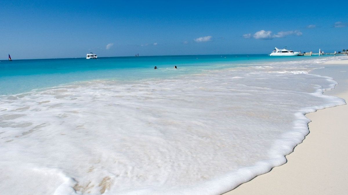 Bílý písek a azurové moře. V Karibiku nic neobvyklého, přesto pláž Grace Bay uchvátila cestovatele nejvíc.