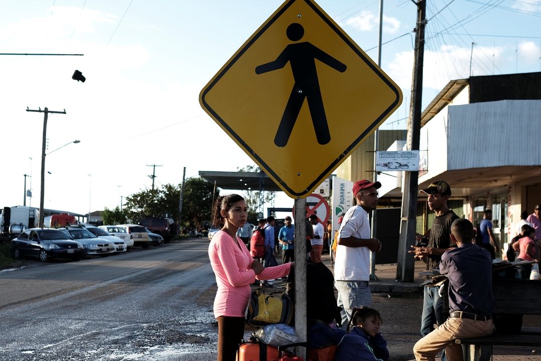 Venezuelci u hraničního přechodu do Brazílie