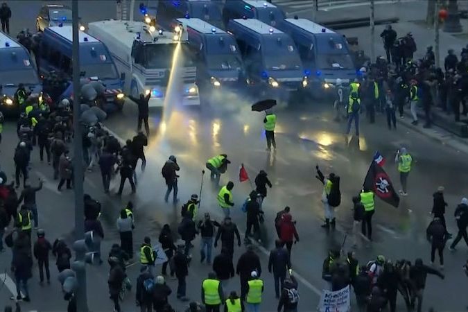 BEZ KOMENTÁŘE: Protesty žlutých vest se v Paříži neobešly bez střetů s policií