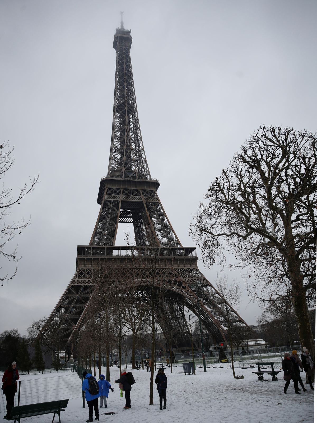 Z preventivních důvodů byla Eiffelova věž v Paříži uzavřena
