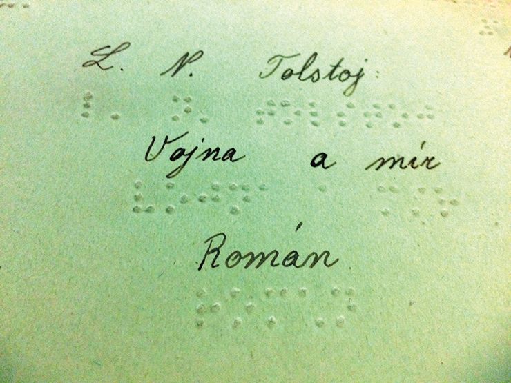 Mezi literární díla, přepsaná do Braillova písma, patří Vojna a mír.
