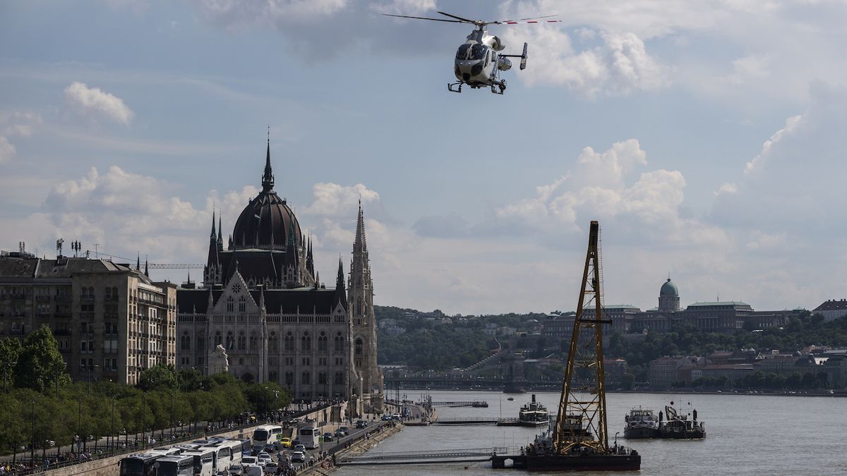Vrtulník maďarské police na místem potopení lodi 