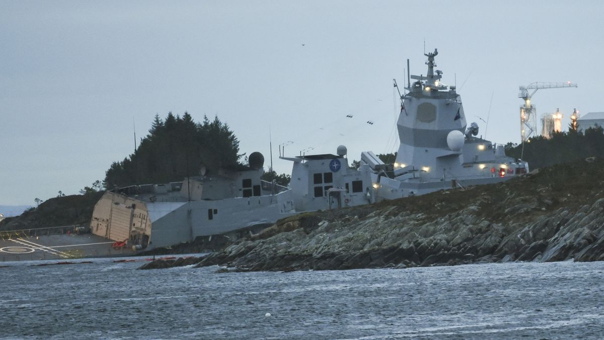 Norská fregata Helge Ingstad nakloněná po kolizi s tankerem