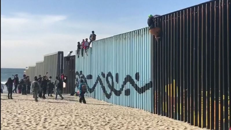 Skupina migrantů ze Střední Ameriky na hranicích mezi Mexikem a USA