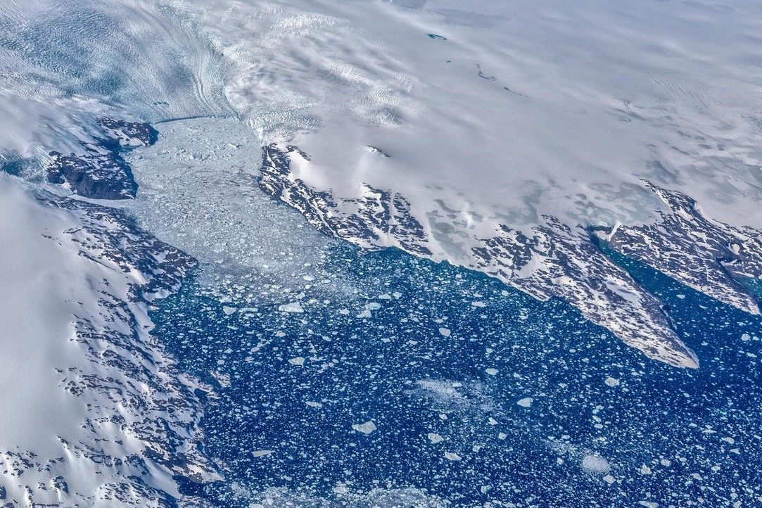 Grónský ledovec, rozlehlá ledová masa z leteckého pohledu