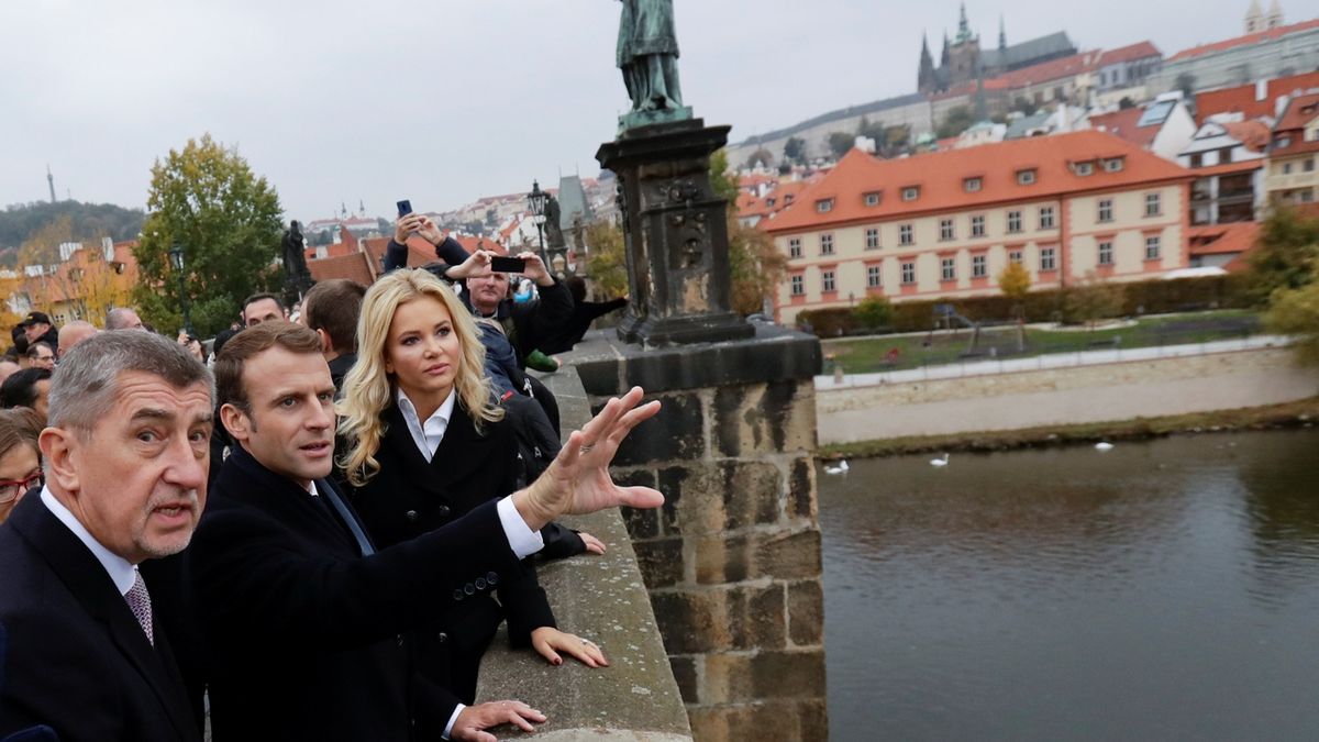 Francouzský prezident Emmanuel Macron v doprovodu premiéra Andreje Babiše a jeho manželky Moniky na pražském Karlově mostě