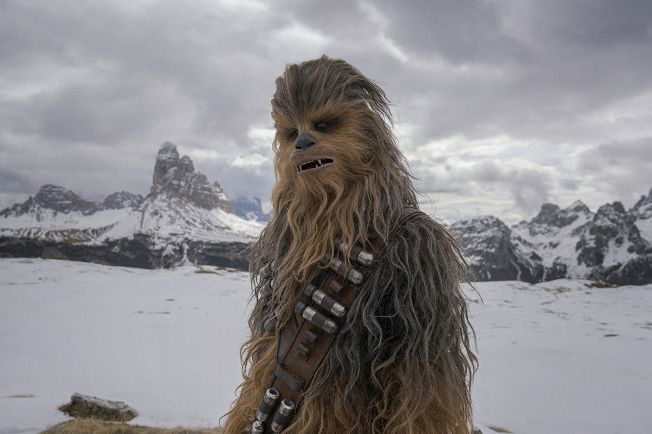 Chewbacca se tváří překvapeně, jakoby právě spatřil tržby nového snímku.