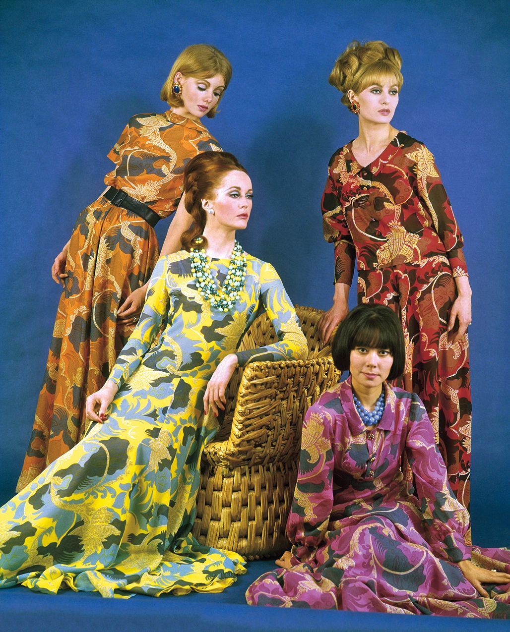 Večerní šaty s rozevlátými sukněmi, Nina Ricci (1964).