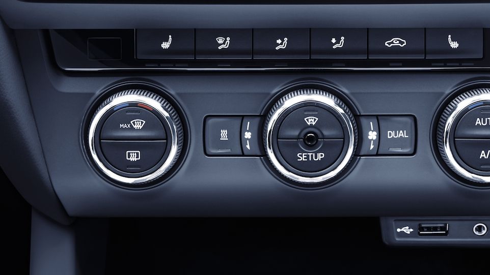 Nezávislé topení v autech zn. Škoda (na snímku) je možné zapnout předem, než auto opustíte, a to pomocí tlačítka mezi levým a prostředním kruhovým knoflíkem.