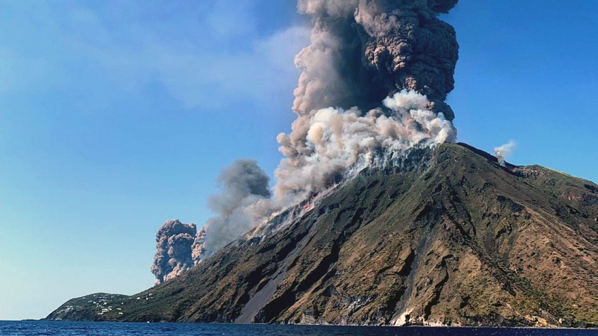Il vulcano Stromboli in Italia si è risvegliato.  I turisti si gettano in mare spaventati