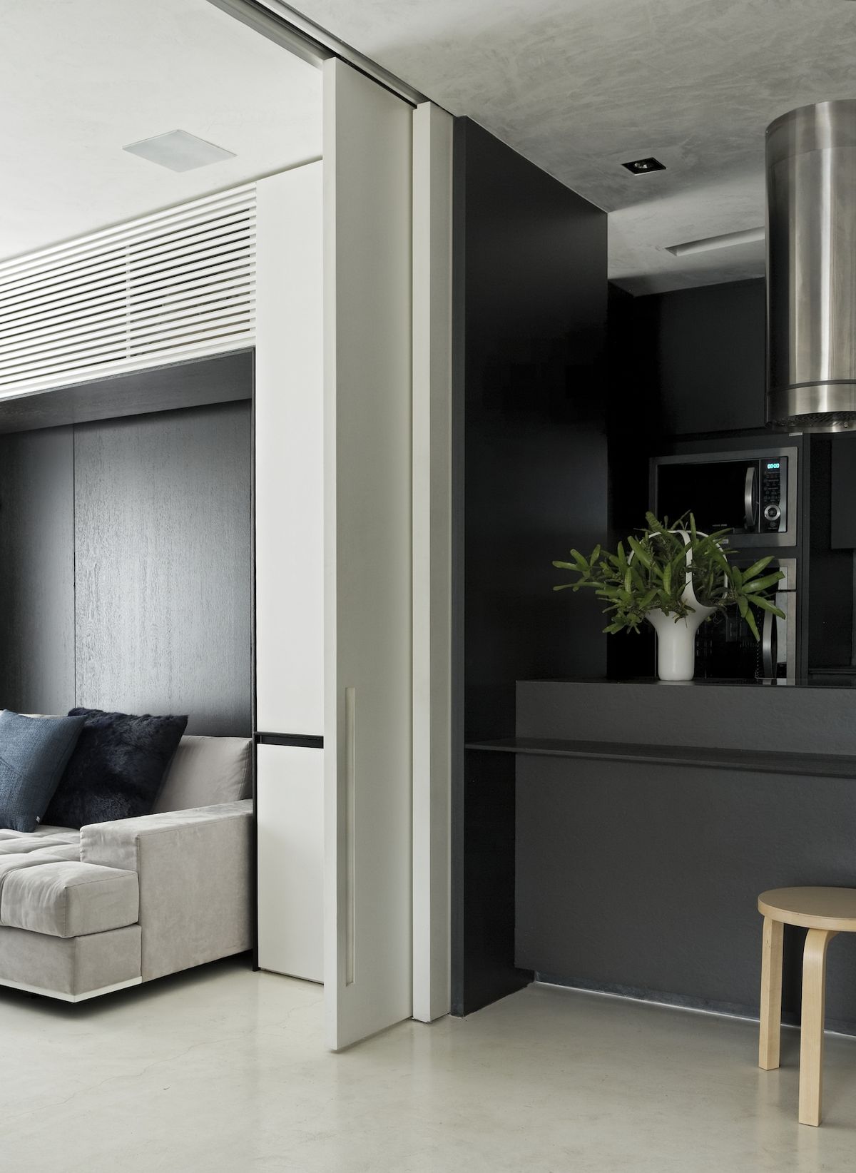 Druhý obývací pokoj/pokoj pro hosty lze od hlavní části bytu oddělit posuvnými dveřmi.