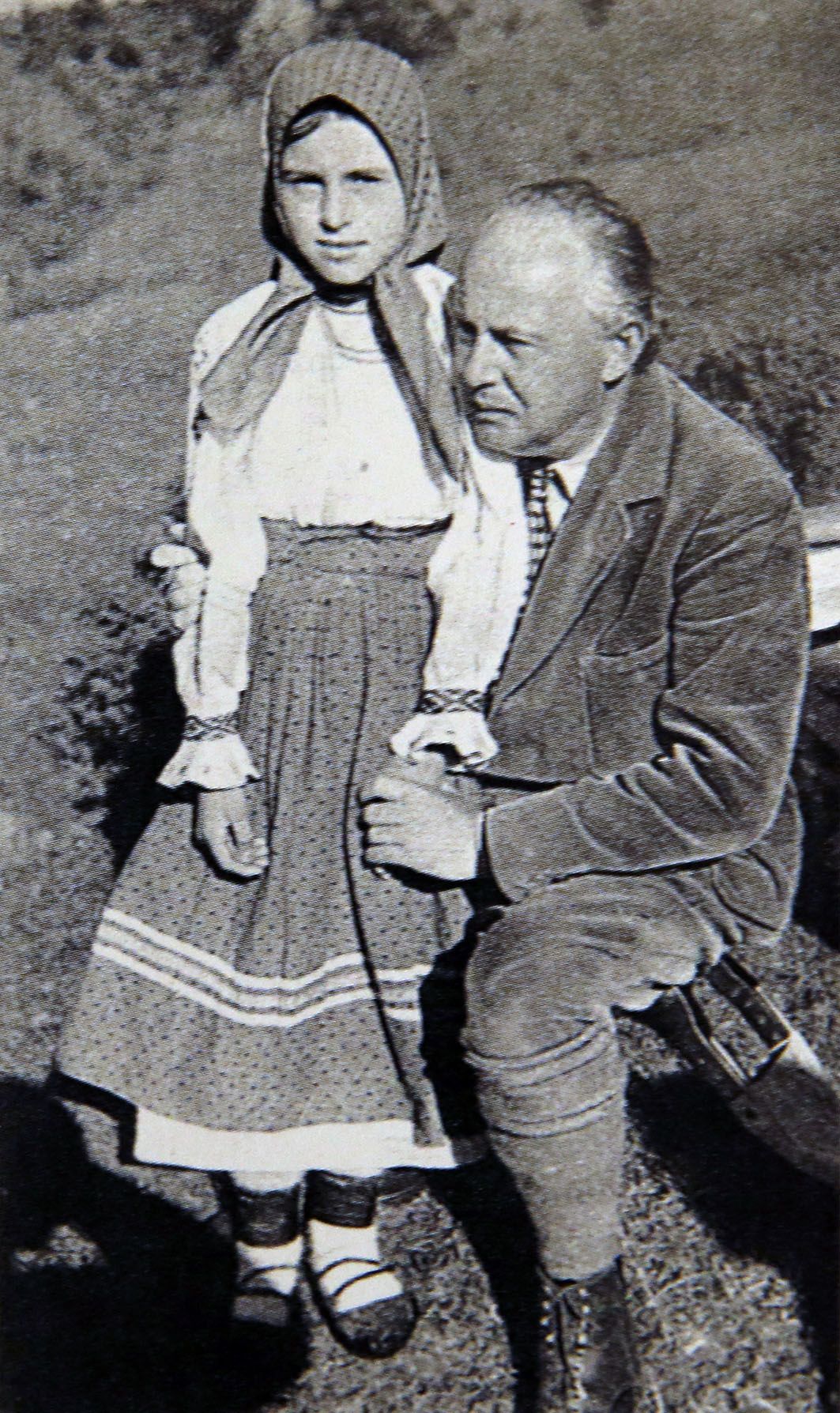 Na historickém snímku objímá Ivan Olbracht dceru Eržiky a Nikoly Šuhaje Annu. 
