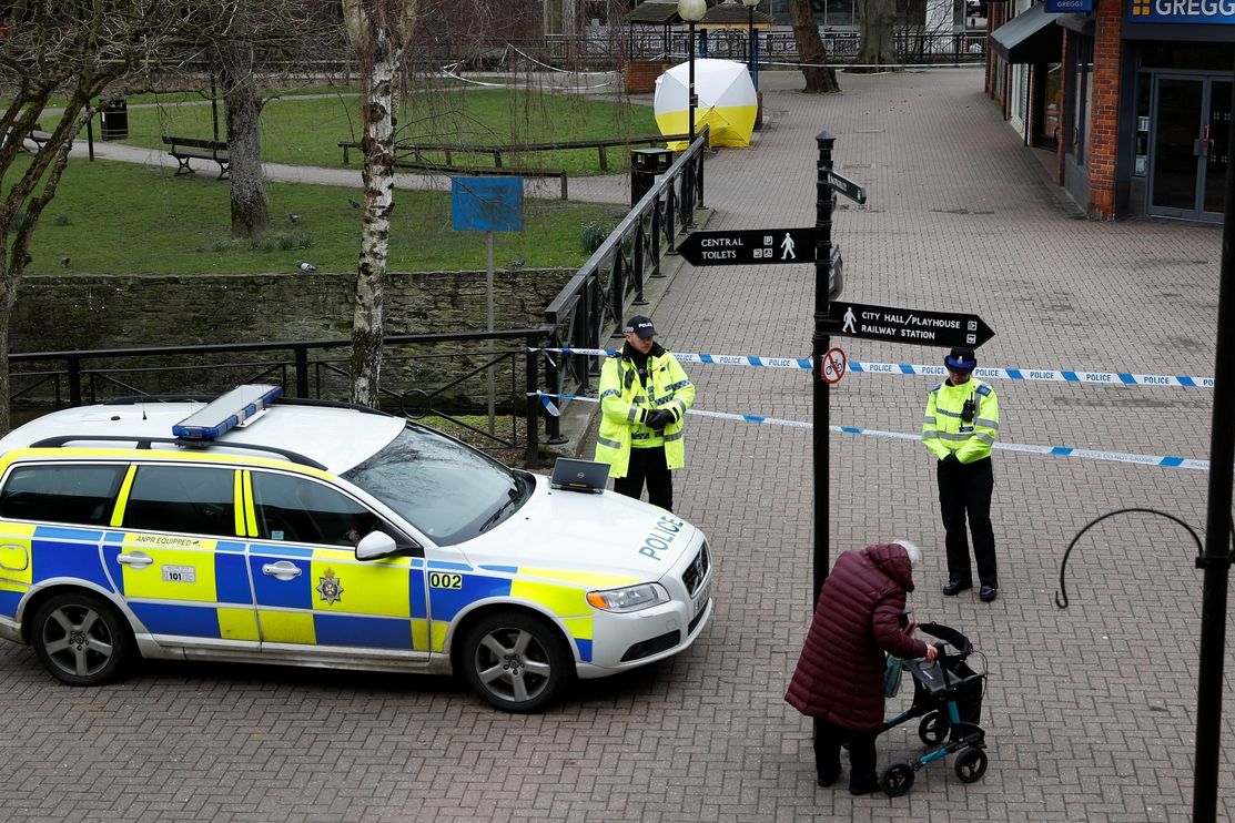 Britští policisté u místa, kde byl otráven agent Skripal s dcerou 