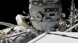 Kosmonauti vystoupili do volného vesmíru, zkoumali záhadnou díru v lodi Sojuz