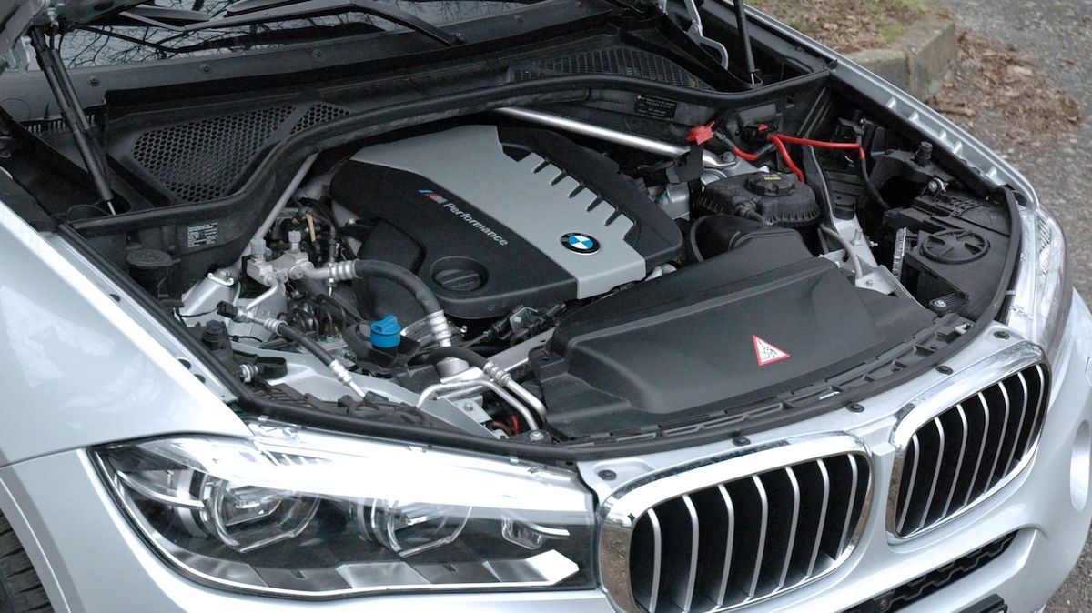 BMW X6 M50d má řadový šestiválec se třemi turby a 381 koní. Jeho novější verze má turba čtyři a 400 koní.