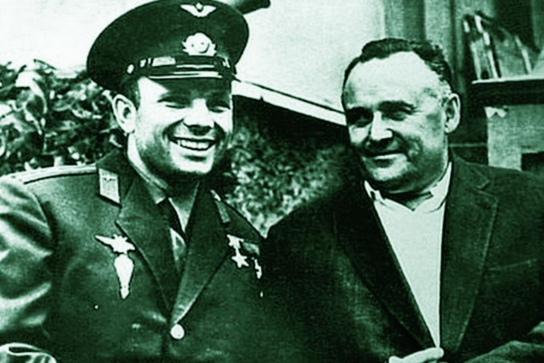 Koroljov (vpravo) s prvním kosmonautem světa Jurijem Gagarinem