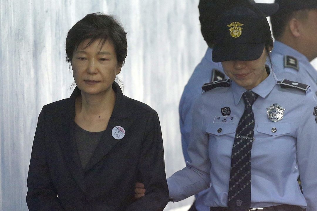 Bývalou jihokorejskou prezidentku Pak Kun-hje přivádějí k soudu (archivní záběr z října 2017)