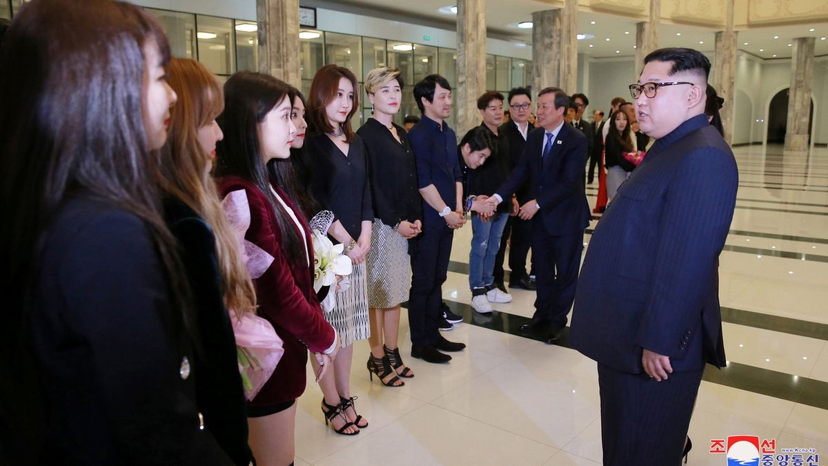 Severokorejský diktátor Kim Čong-un s jihokorejskými umělci, kteří vystoupili v Pchjongjangu.