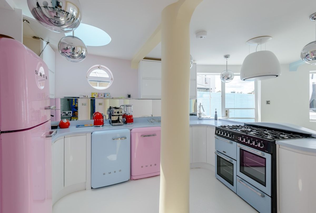 Kuchyň laděná v pastelových barvách připomíná dětský náhrdelník z bonbonů.
